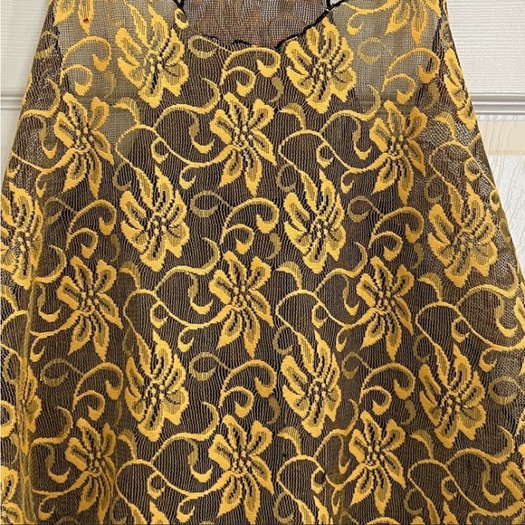 HEART 2 HEART yellow lace top - Picture 6 of 6